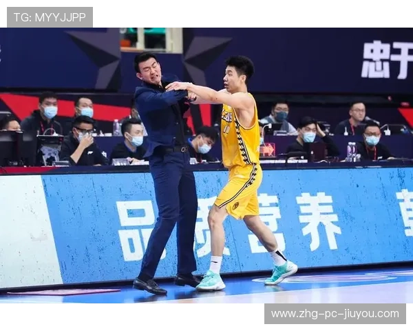 裁判与教练交流会增强规则理解与执行一致性，对裁判判罚有异议,教练员可以上场和裁判沟通